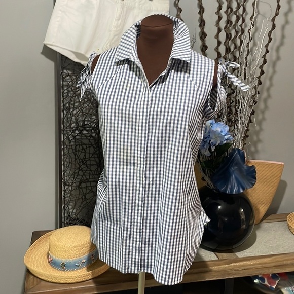 COLD shoulder Top - Picture 1 of 7
